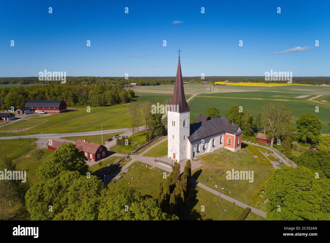 Fogdo, Svezia - 30 maggio 2020: Veduta aerea dell'edificio della chiesa di Fogo costruito nel XII secolo e dell'area circostante. Foto Stock