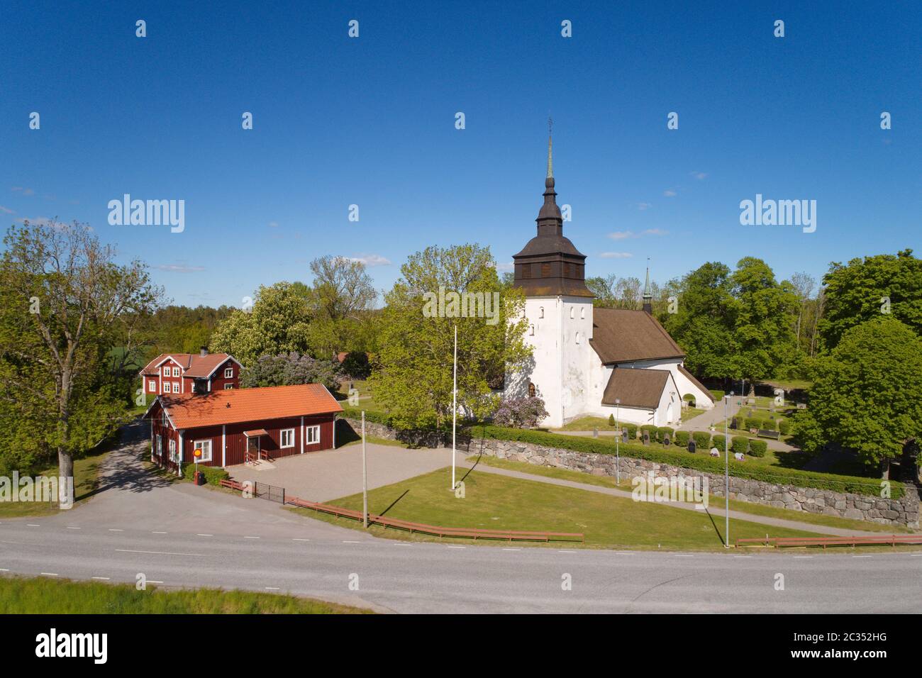 Vando, Svezia - 30 maggio 2020: Vista esterna della chiesa di Vando, costruita per la prima volta alla fine del XII secolo. Foto Stock