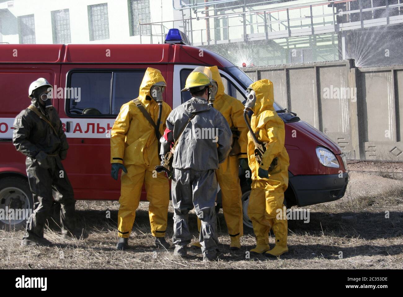 Uomo in tuta di protezione chimica, Foto Stock