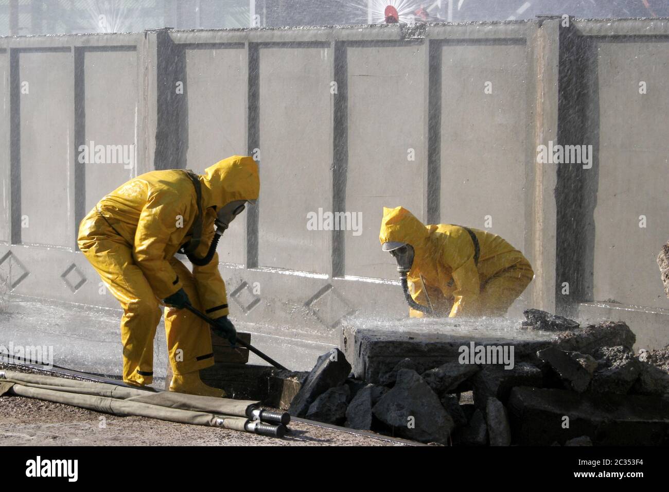 Uomo in tuta di protezione chimica Foto Stock