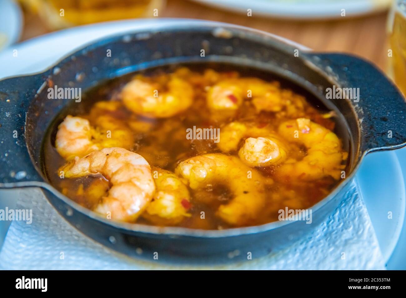 gamberi arrosto in olio servito come tapas. Foto Stock