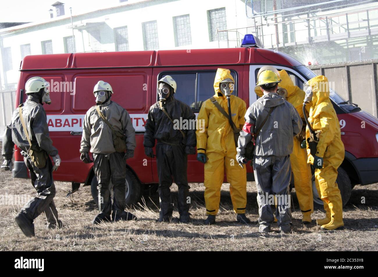 Uomo in tuta di protezione chimica Foto Stock