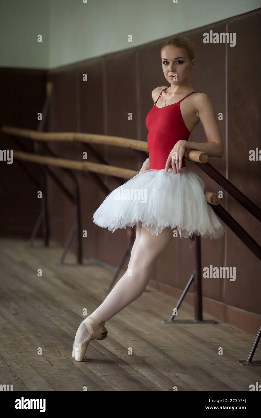 Ballerina in piedi vicino al bar in punta di piedi Foto Stock