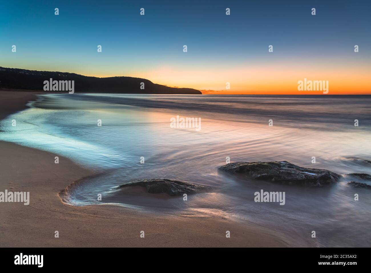 Dawn Seape con rocce da Killcare Beach sulla costa centrale, NSW, Australia. Foto Stock