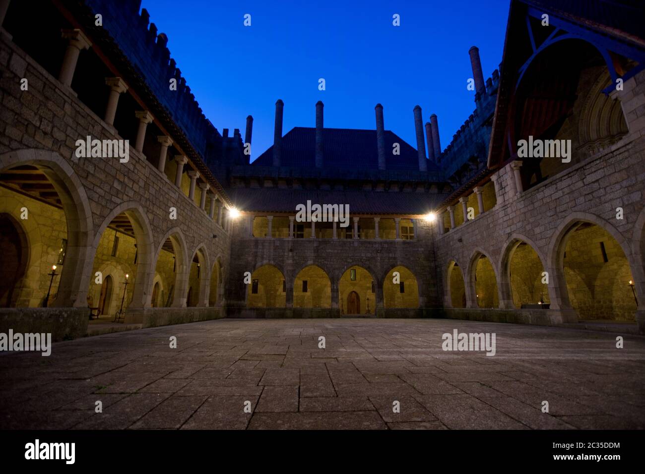 Vista interna del palazzo di Duques de Braganca, in Guimaraes, Portogallo, a nord del paese. Capitale europea della cultura 2012 Foto Stock