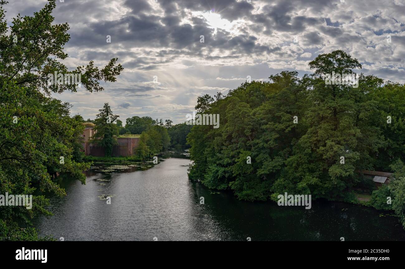 Fosso con ravelin Schweinekopf (testa di maiale) presso la cittadella di Spandau (vista ad ovest) Foto Stock