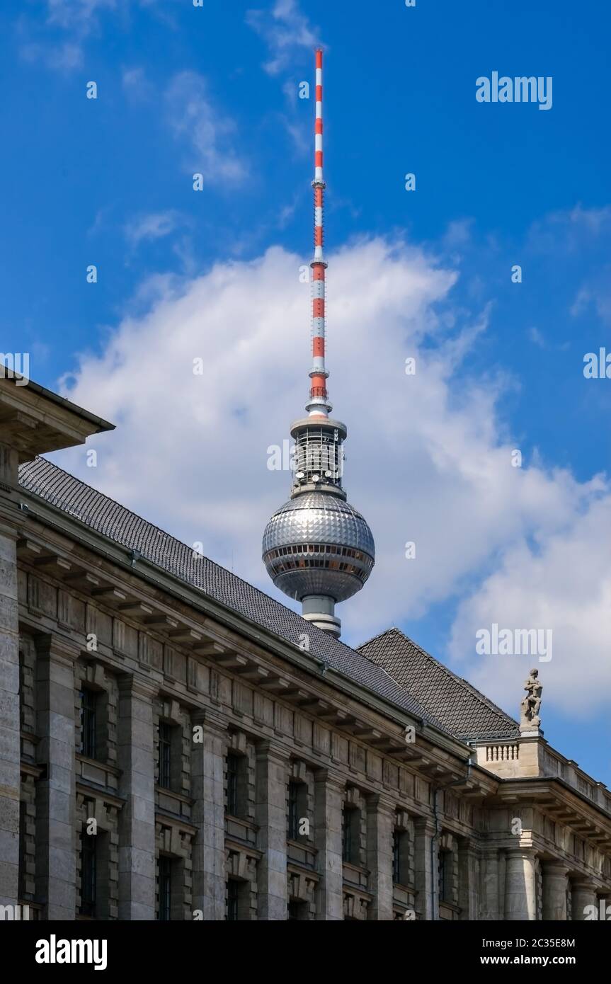 La Berlin Fernsehturm (Torre della Televisione) sul tetto dell'Altes Stadthaus (Vecchio Municipio Foto Stock