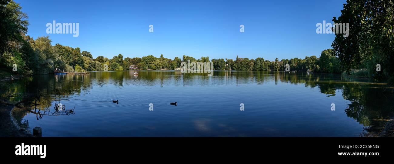 Area ricreativa tradizionale: Il Lago Bianco di Berlino (vista dalla riva meridionale) Foto Stock