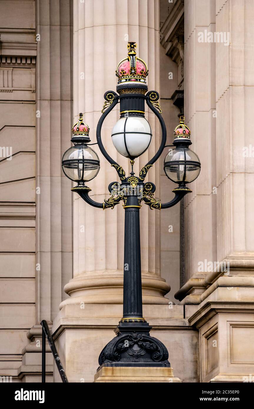 Luce di strada decorata presso la Casa del Parlamento di Melbouna Foto Stock