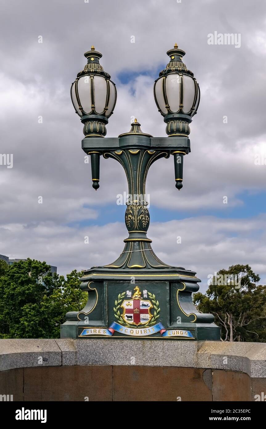 Candelabro blasonato al Melbourne Princes Bridge Foto Stock