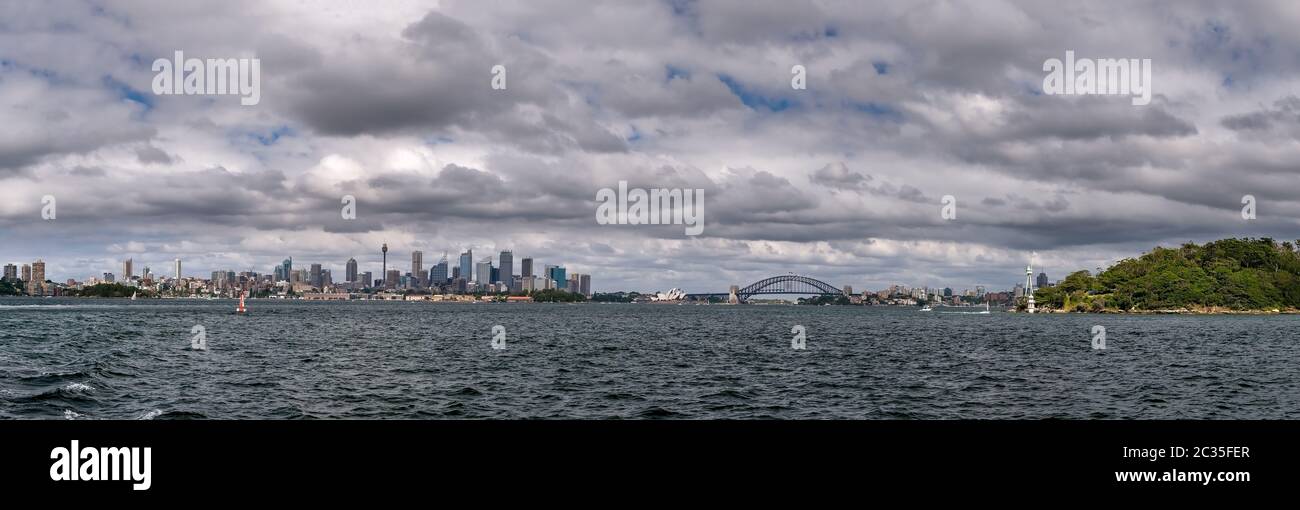 Skyline di Sydney visto dal lungomare Foto Stock