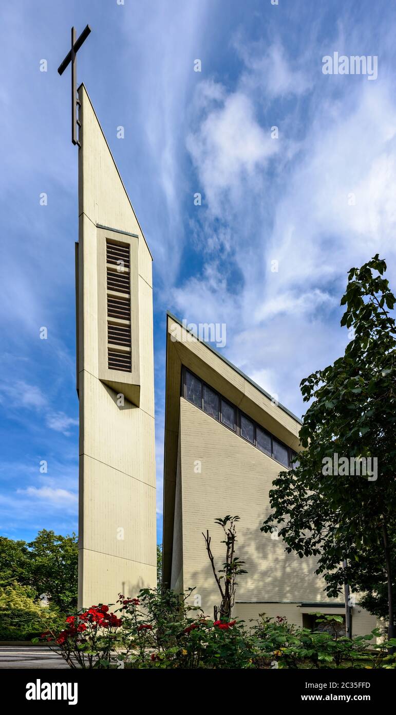 Edificio sacrale moderno: Chiesa cattolica Maria Frieden a Berlino-Mariendorf Foto Stock