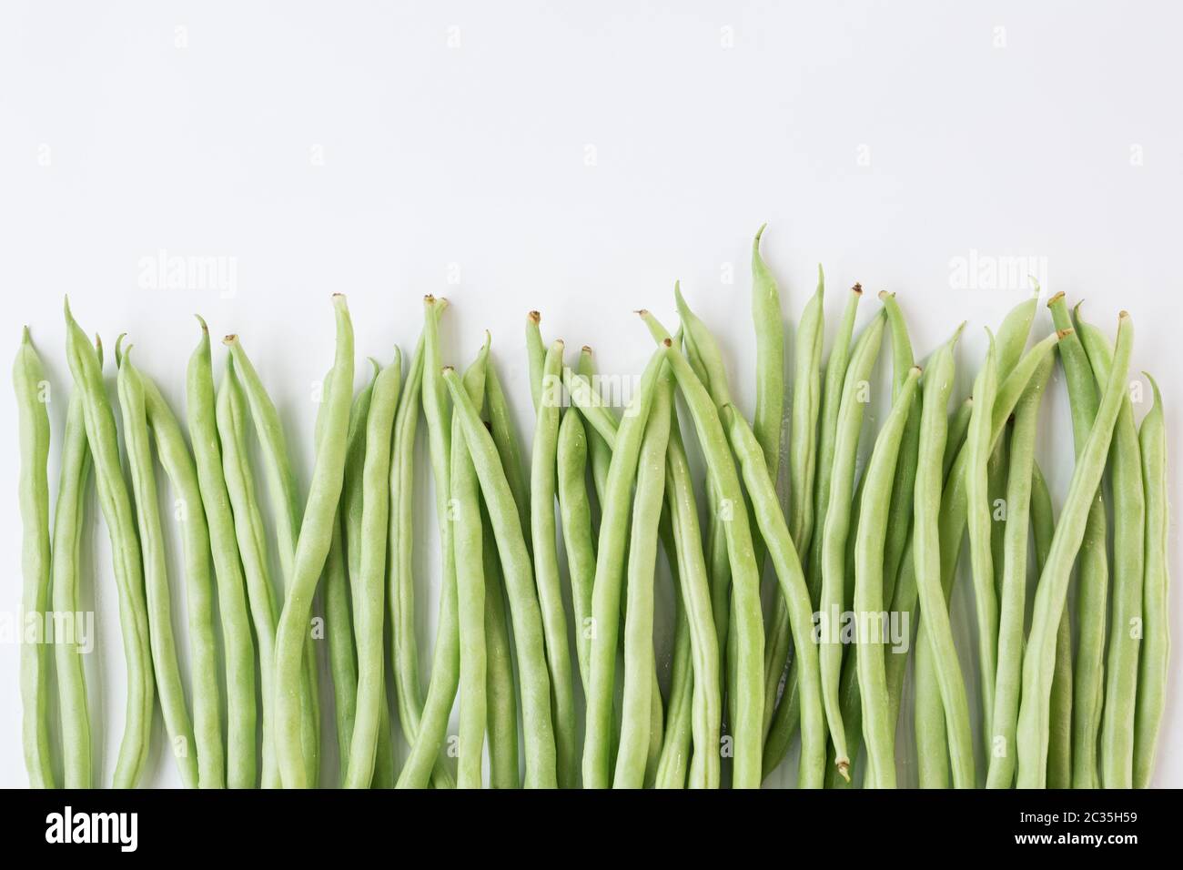 Fagiolo francese fresco su sfondo bianco Foto Stock