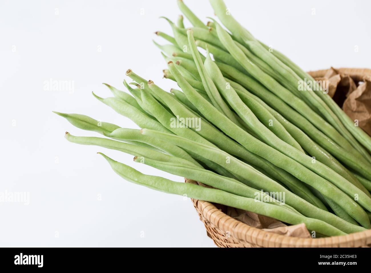 Fagiolo francese fresco su sfondo bianco Foto Stock