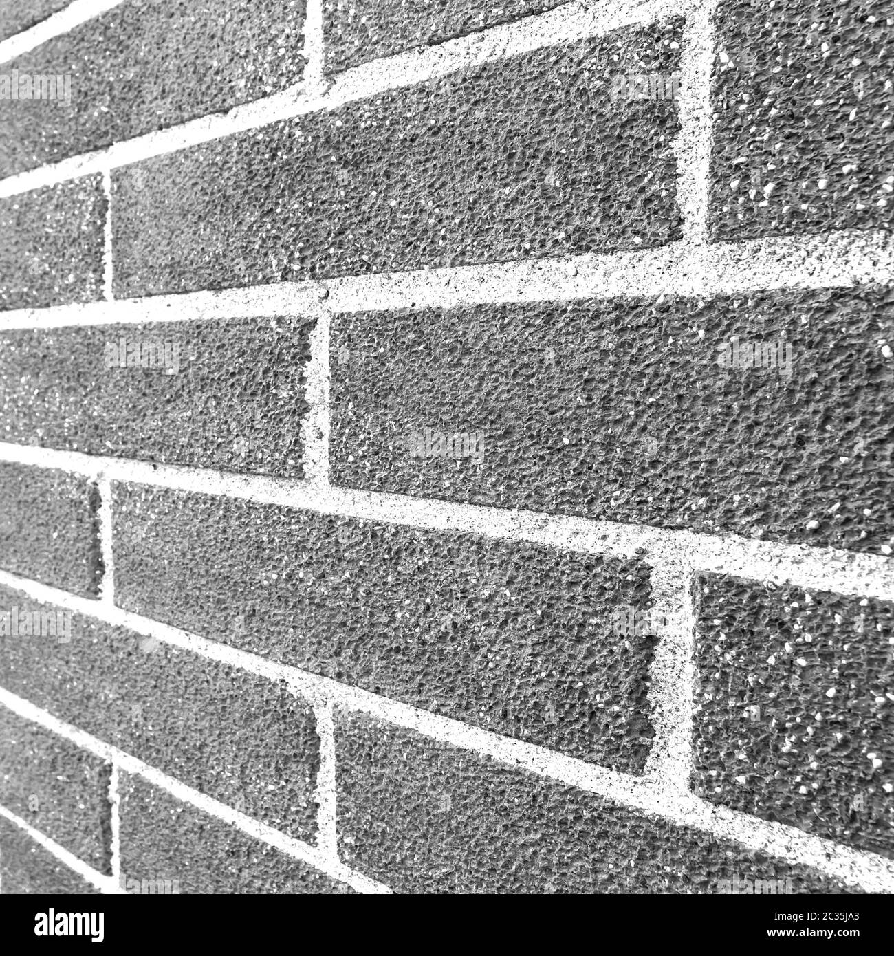 Muro di mattoni laterale ad angolo in bianco e nero Foto Stock