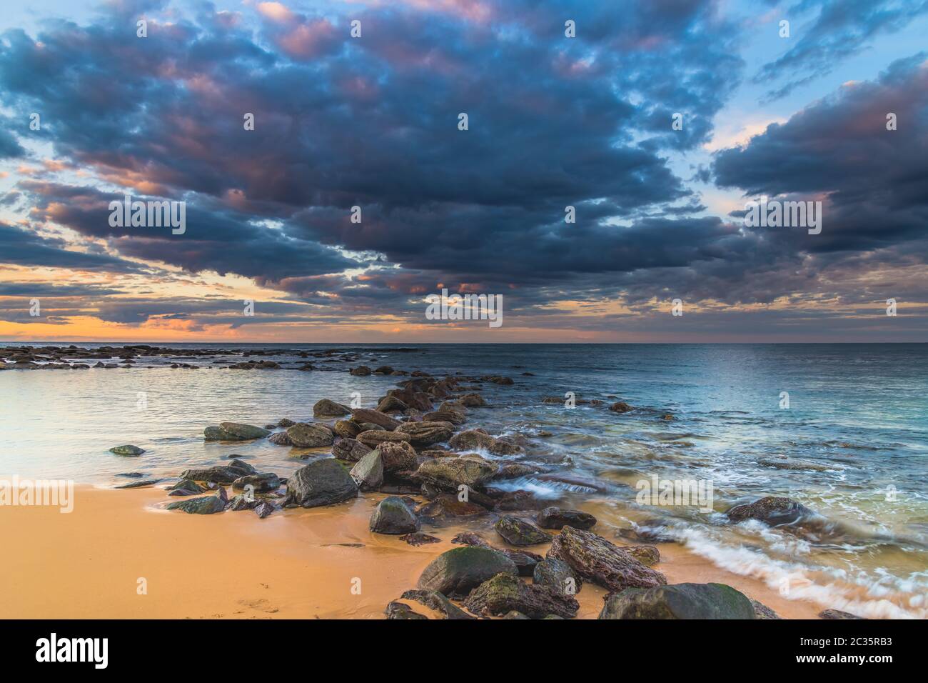 Alba al Mare da Copacabana sulla costa centrale, NSW, Australia. Foto Stock