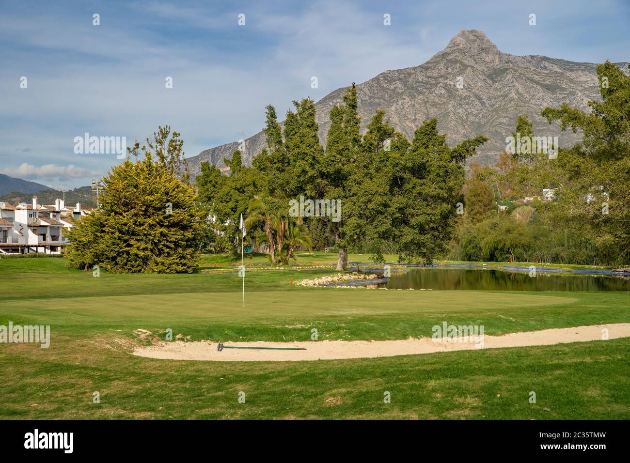 Un campo da golf ai piedi del monte la Concha in Spagna. Foto Stock