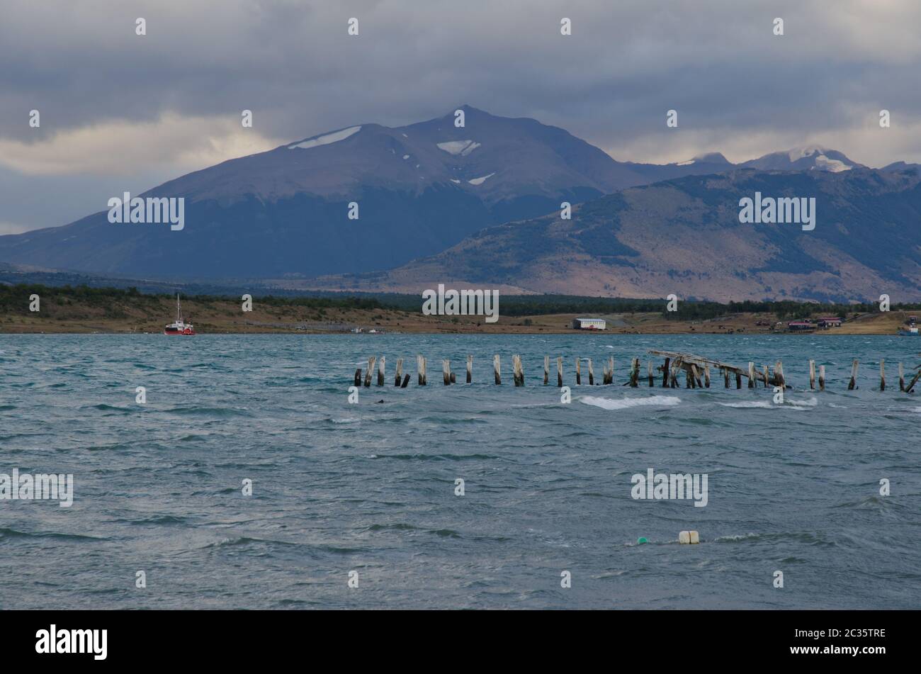 Insenatura ultima Esperanza e catena montuosa del Sarmiento da Puerto Natales. Provincia ultima Esperanza. Magallanes e Regione Antartica Cilena. Cile. Foto Stock