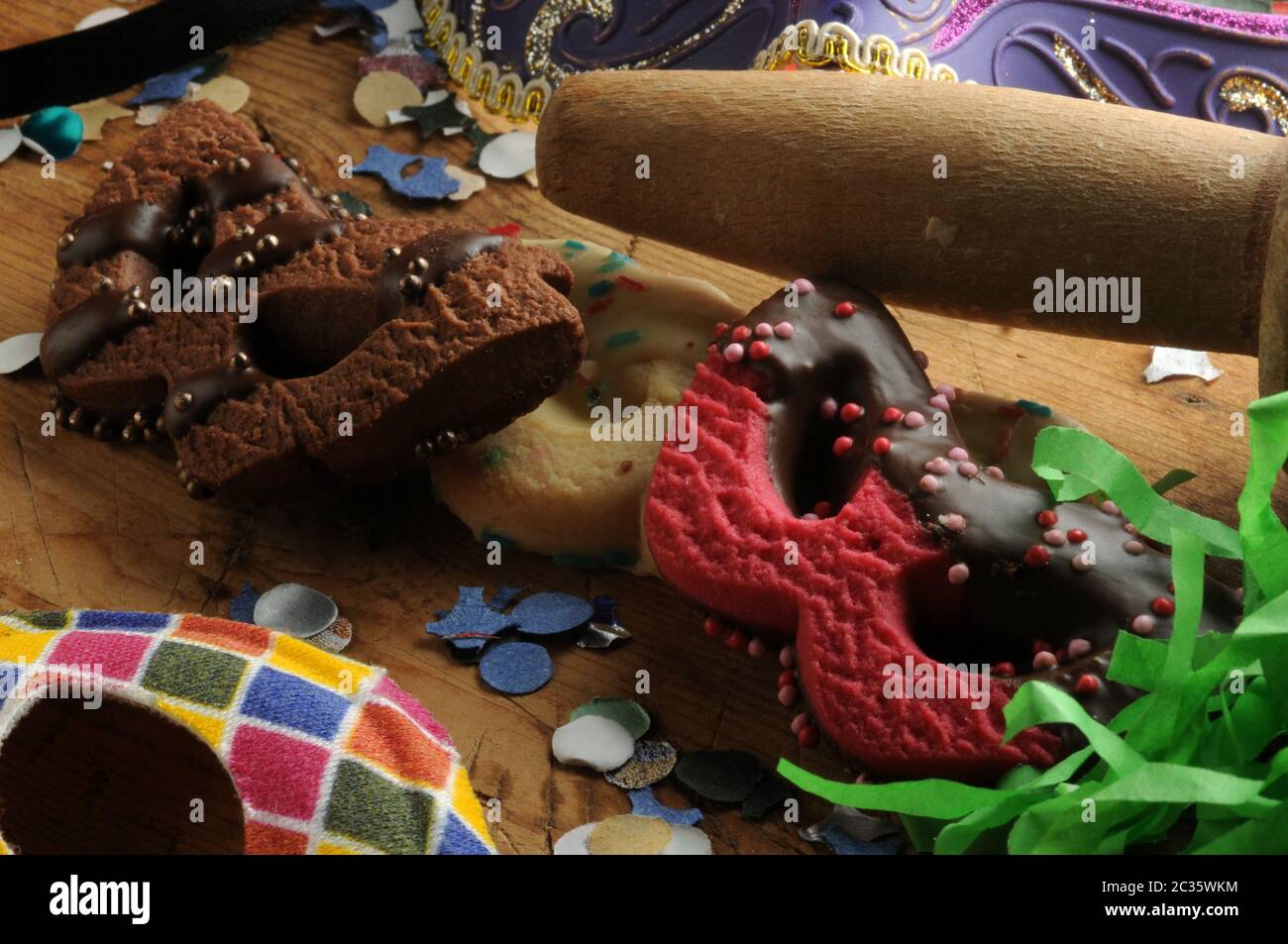 Dolci di carnevale colorati a forma di maschera Foto Stock