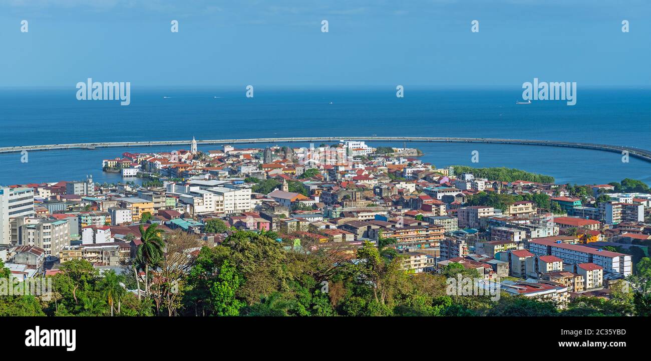 Panorama del vecchio quartiere di casco Viejo, il centro storico della città di Panama City con l'autostrada Interoceanica sullo sfondo, Panama. Foto Stock
