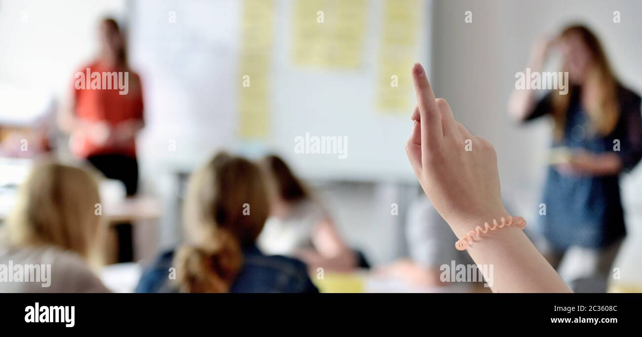 Finger meldet sich im Unterricht Foto Stock