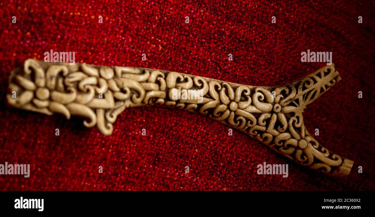 Antica arte tribale Borneo Sarawak Carving corno cervo Foto Stock