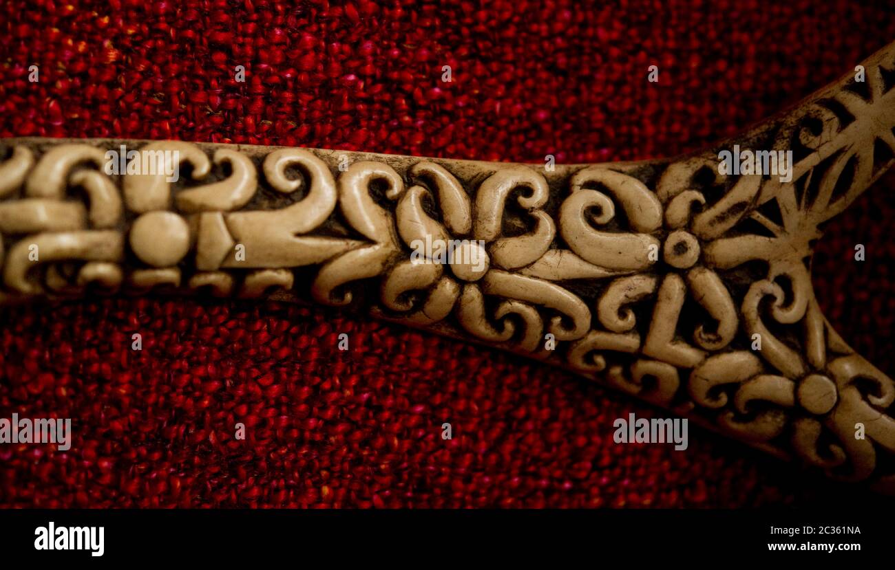 Antica arte tribale Borneo Sarawak Carving corno cervo Foto Stock