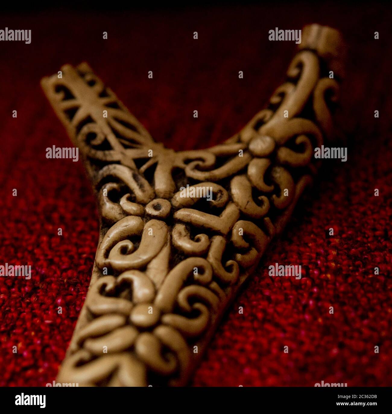 Antica arte tribale Borneo Sarawak Carving corno cervo Foto Stock