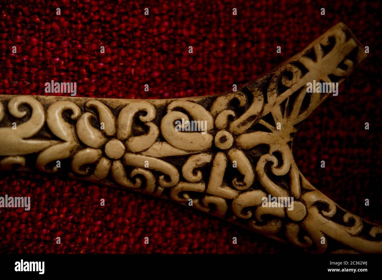 Antica arte tribale Borneo Sarawak Carving corno cervo Foto Stock