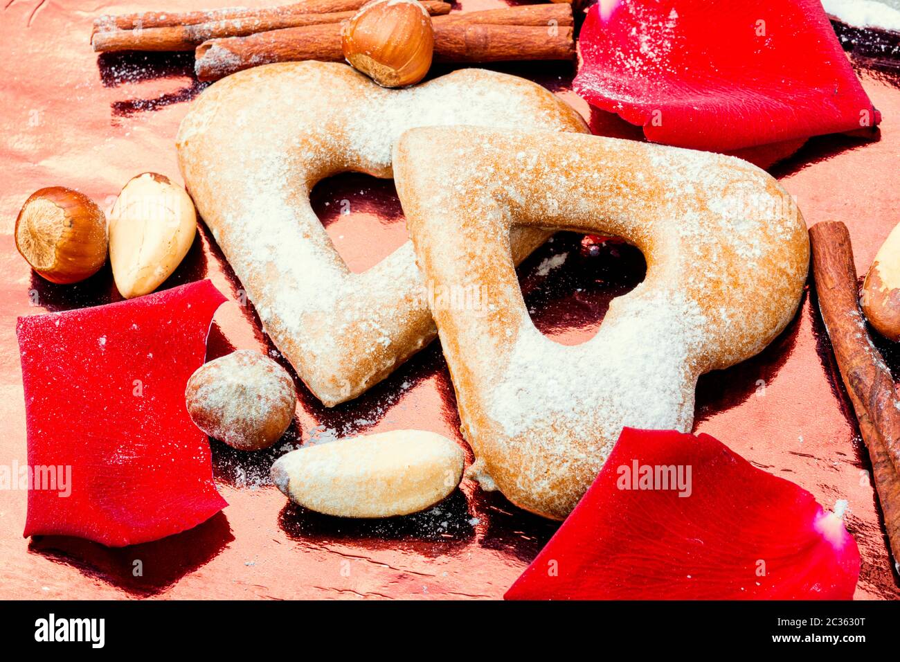 Cottura in forno a forma di cuore i cookie per il giorno di san valentino Foto Stock