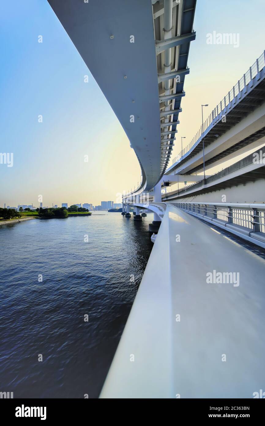 Pilastro del Ponte Rainbow Bridge in Odaiba Bay, Tokyo, Giappone. Foto Stock