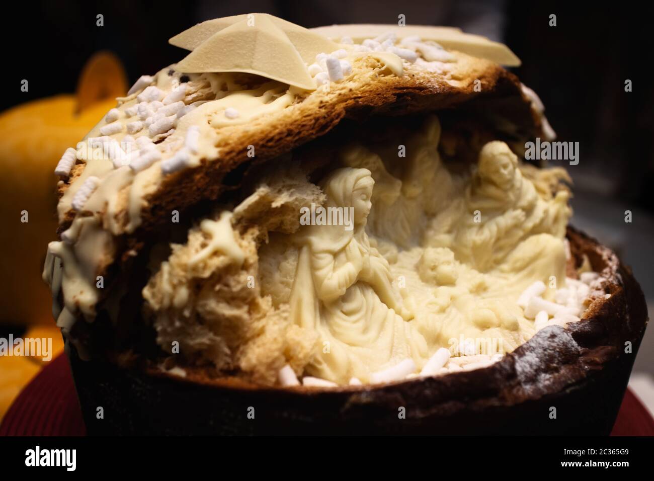 Tradizionale panettone italiano, torta di natale con decorazione presepe bianco all'interno Foto Stock