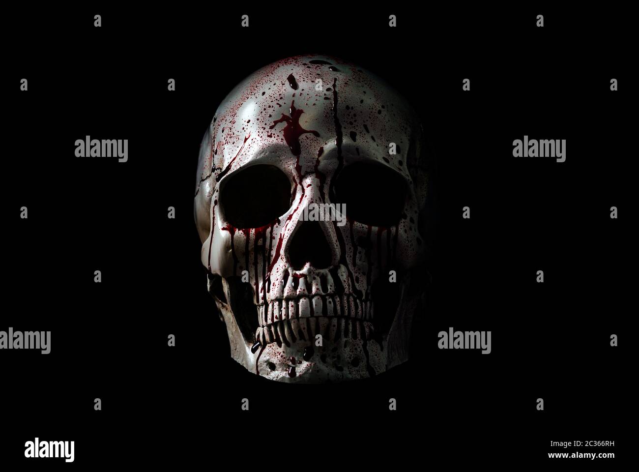 Cranio umano nel sangue isolati su sfondo nero con tracciato di ritaglio Foto Stock