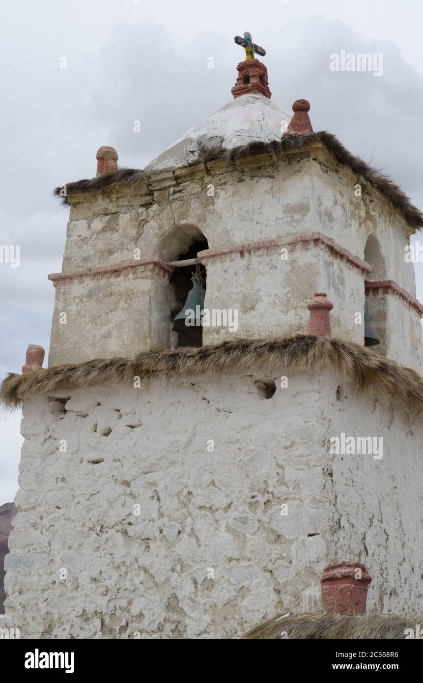 Campanile della chiesa Parinacota. Parco Nazionale di Lauca. Regione di Arica y Parinacota. Cile. Foto Stock