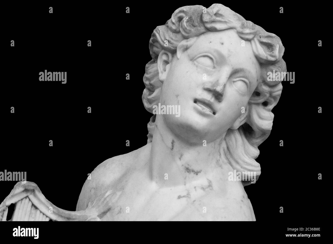 Testa di marmo scultura di giovane donna, antica dea greca arte busto statua isolato su sfondo nero Foto Stock