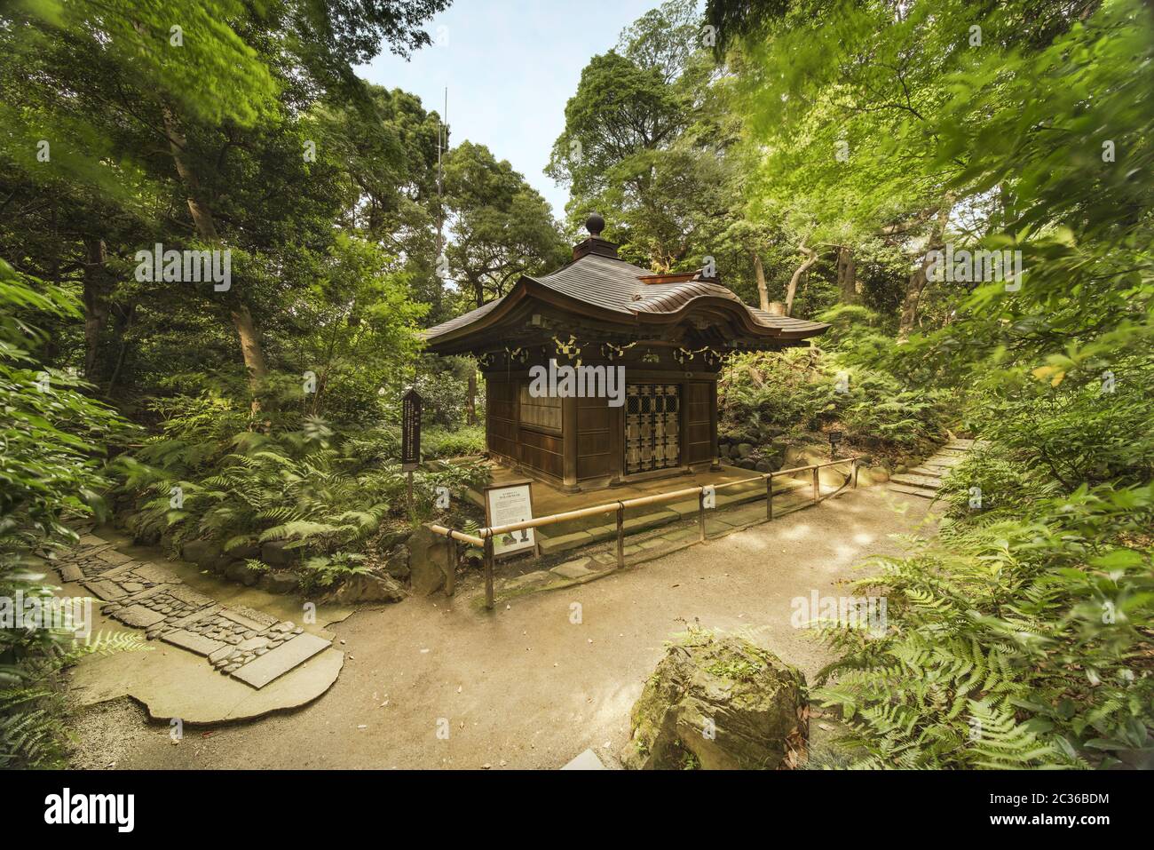 Padiglione buddista giapponese nella foresta di Koishikawa Korakuen Park creato nel 17 ° secolo da Lord Foto Stock
