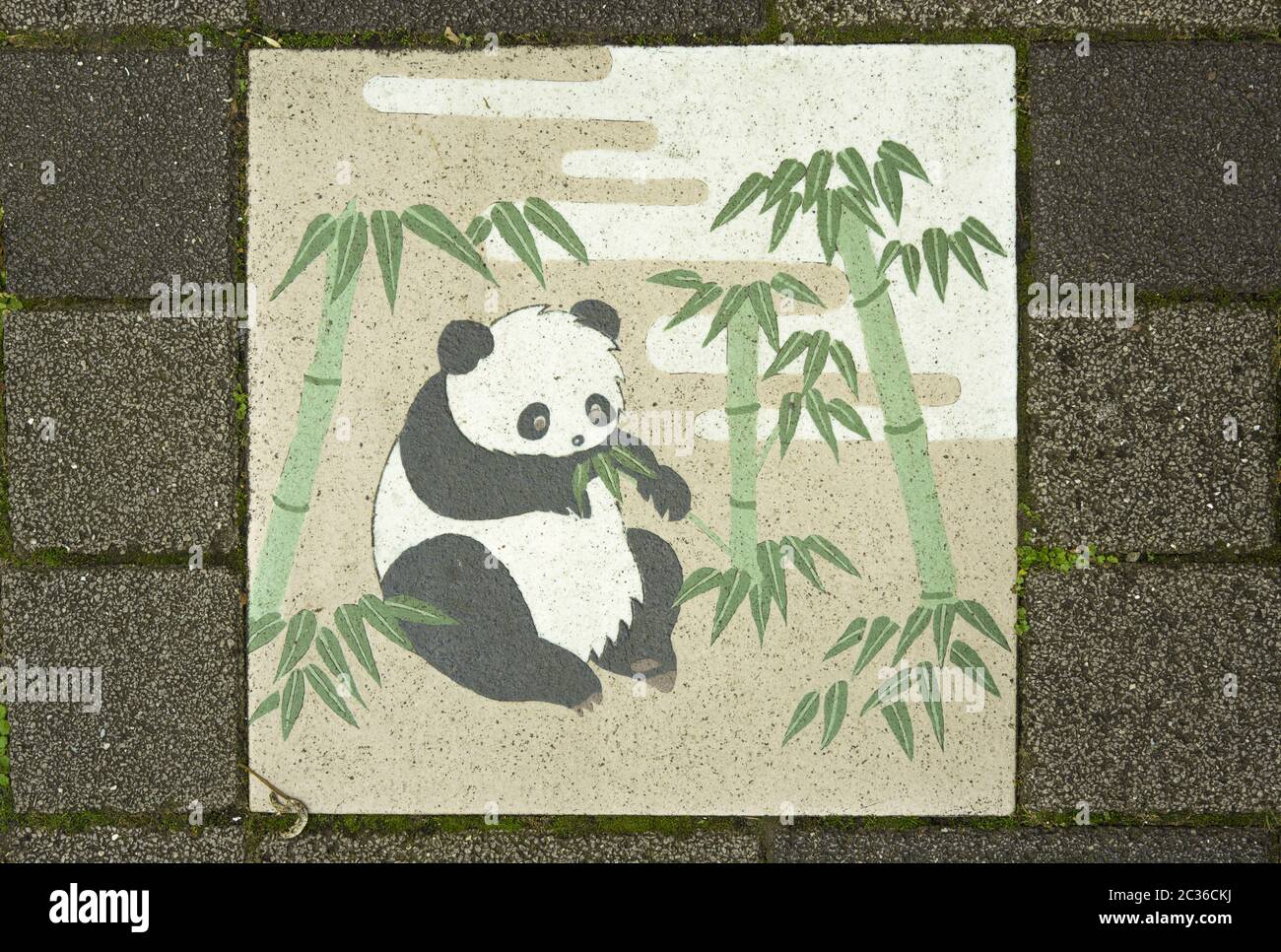 Piastrelle di ceramica giapponese decorate con graziosi panda mangiare foglie di bambù nel Parco Koishikawa Korakuen Foto Stock