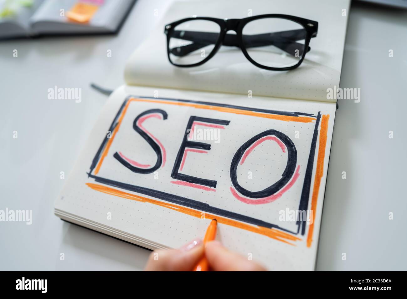 Elevato angolo di visione di un imprenditore iscritto Search Engine Optimization concetto su Notebook Foto Stock