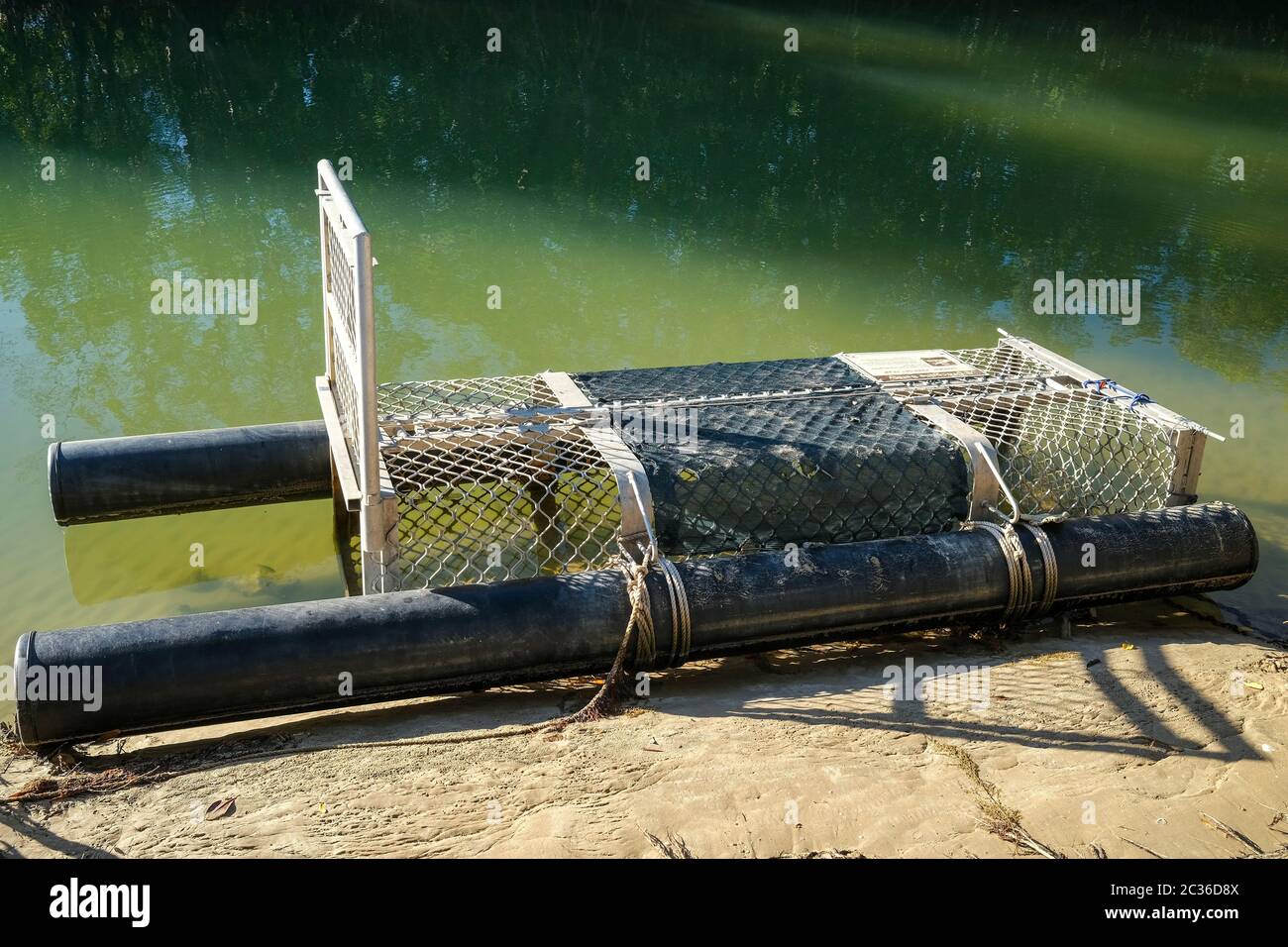 Una trappola di coccodrilli sulla riva di un torrente maremico in un sobborgo di Darwin nel territorio del Nord dell'Australia. Foto Stock