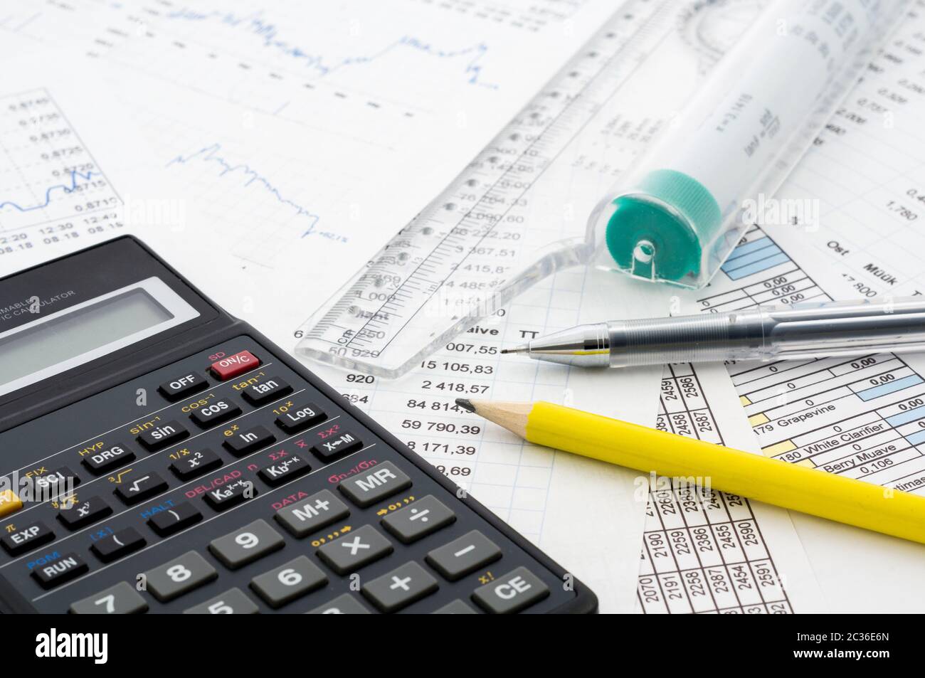 Calcolatrice e matita su carta con la finanziaria del grafico Foto Stock