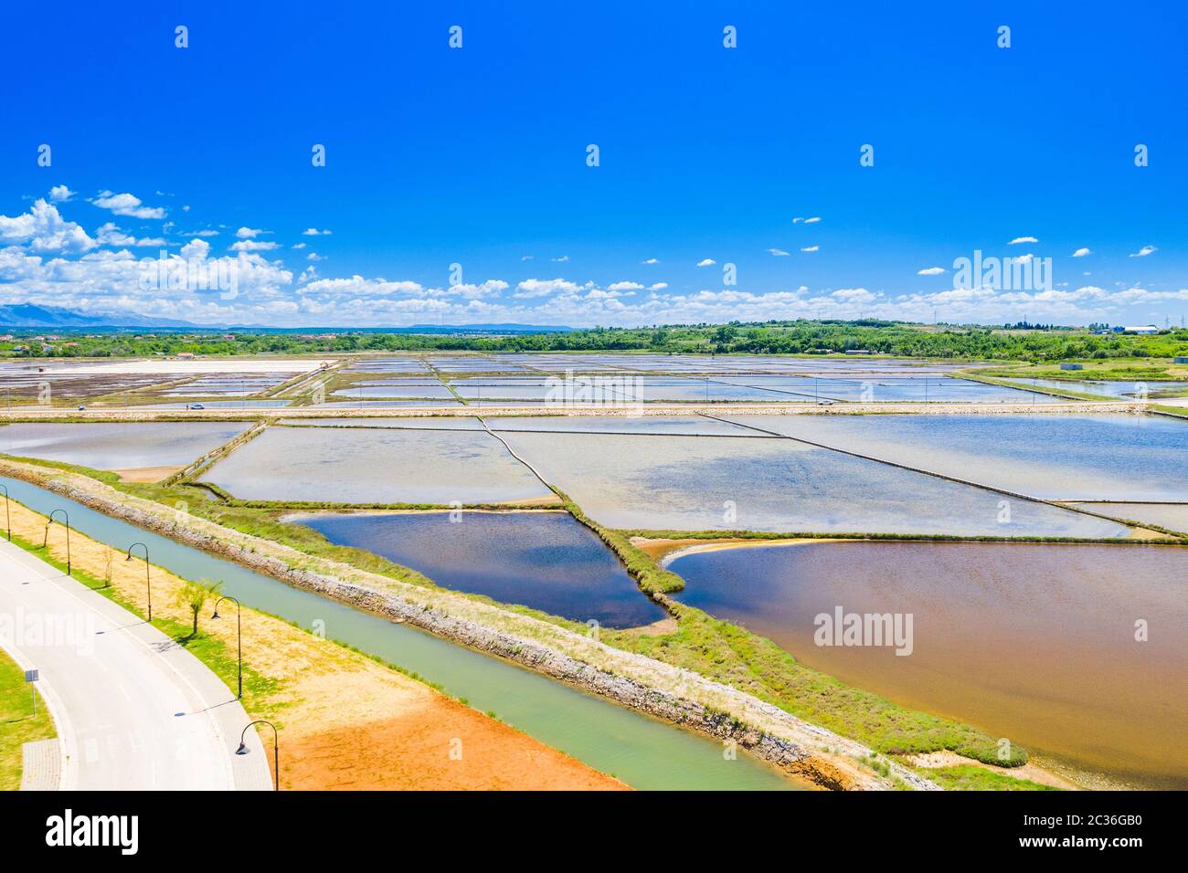 Vista aerea dei campi di produzione di sale vicino alla città di Nin in Dalmazia, Croazia, bellissimo paesaggio rurale Foto Stock