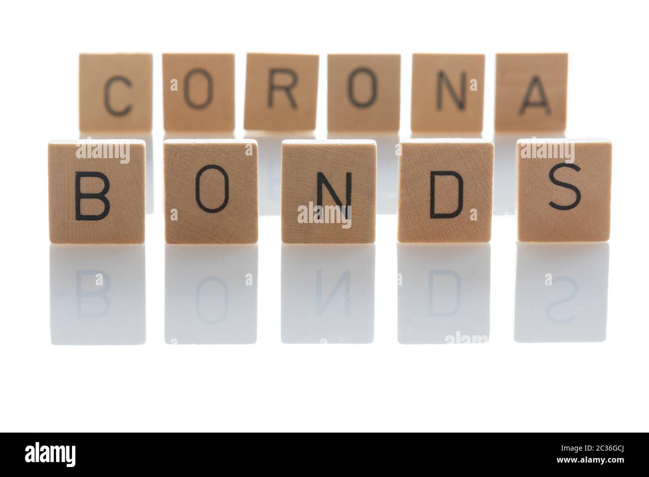 Corona bond come protezione contro la recessione economica causata dalla crisi del virus corona nella zona euro. Isolato su sfondo bianco. Germania Foto Stock