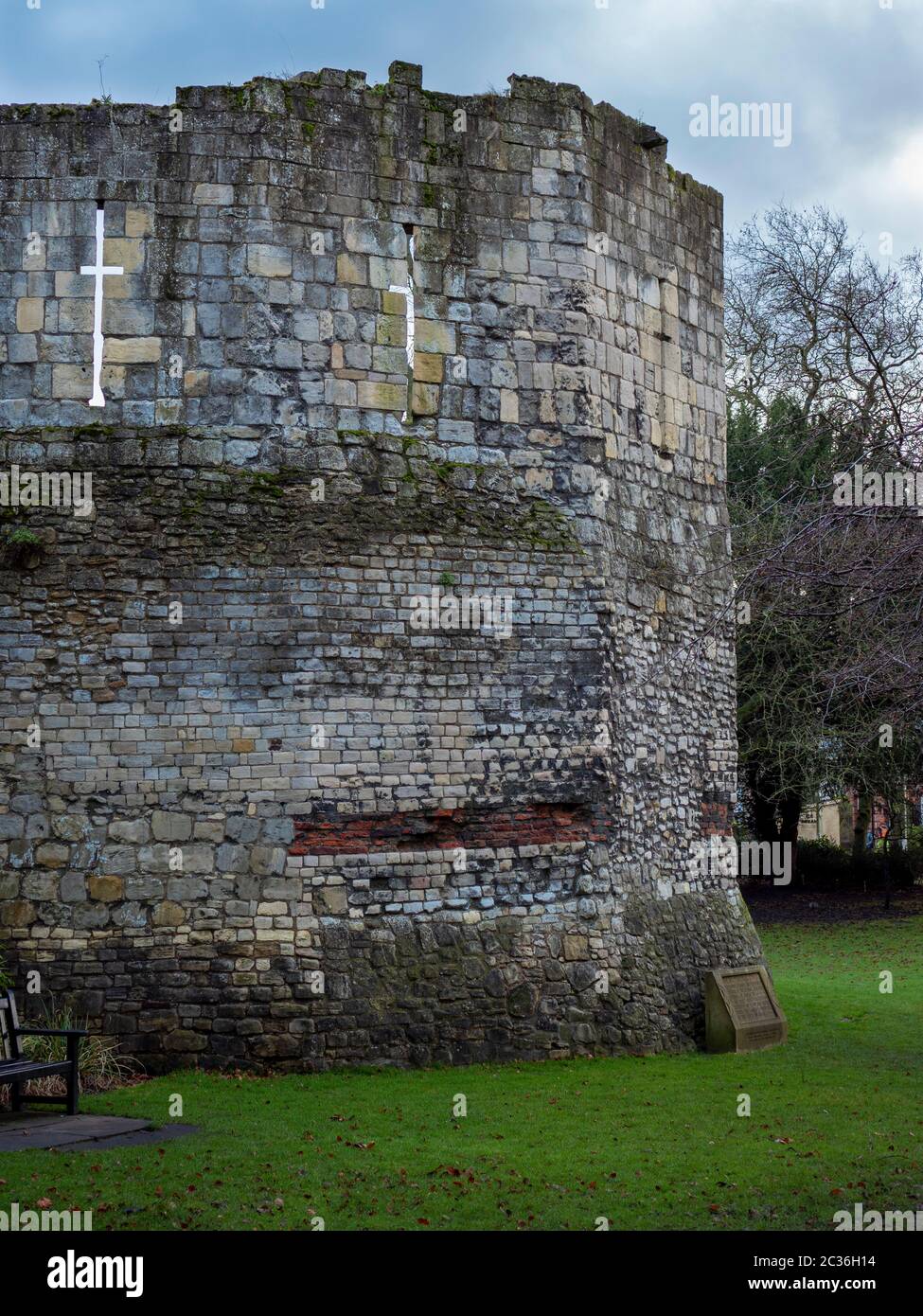 I resti di epoca romana della torre Multangular nel Museo Giardini, York, Inghilterra Foto Stock