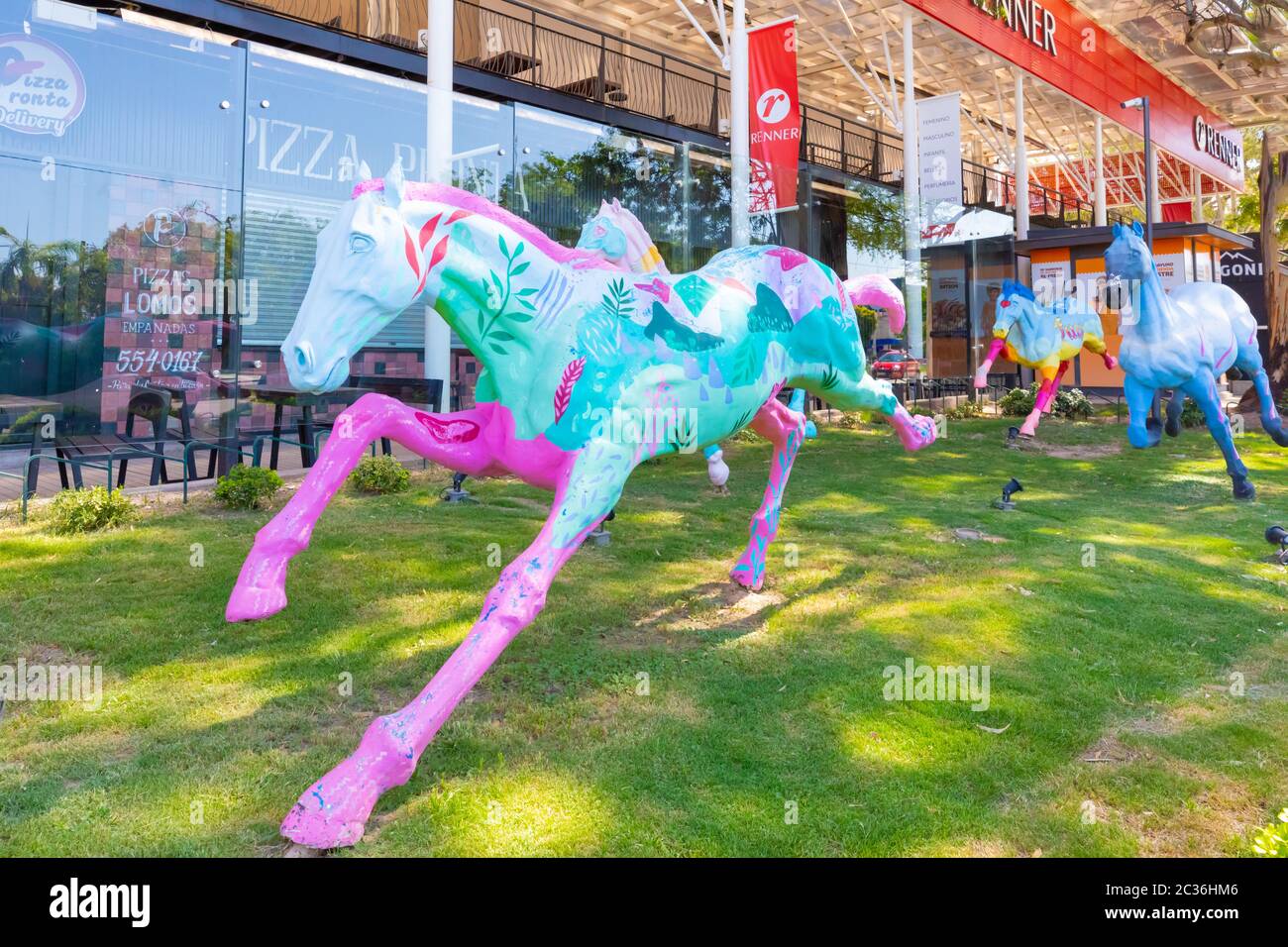 Argentina Cordoba cavalli di plastica in galleria di shopping chiamato Jockey Promenade Foto Stock