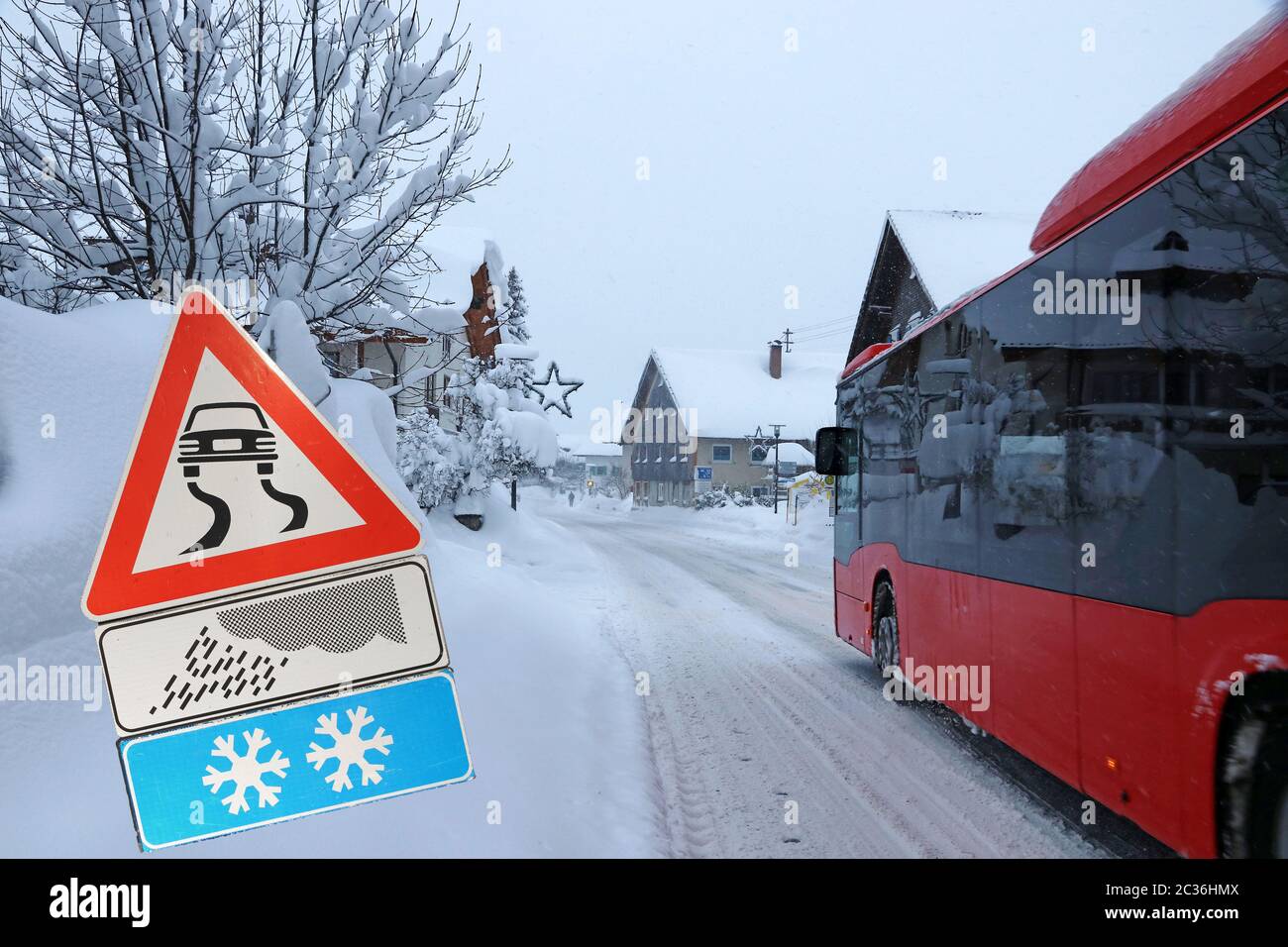 Attenzione pericolo di scivolamento in inverno su strade innevate Foto Stock