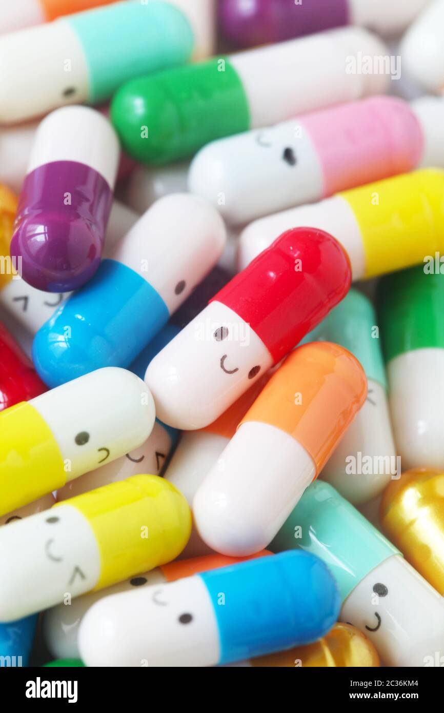 Pillole colorate con volti sorridenti Foto stock - Alamy