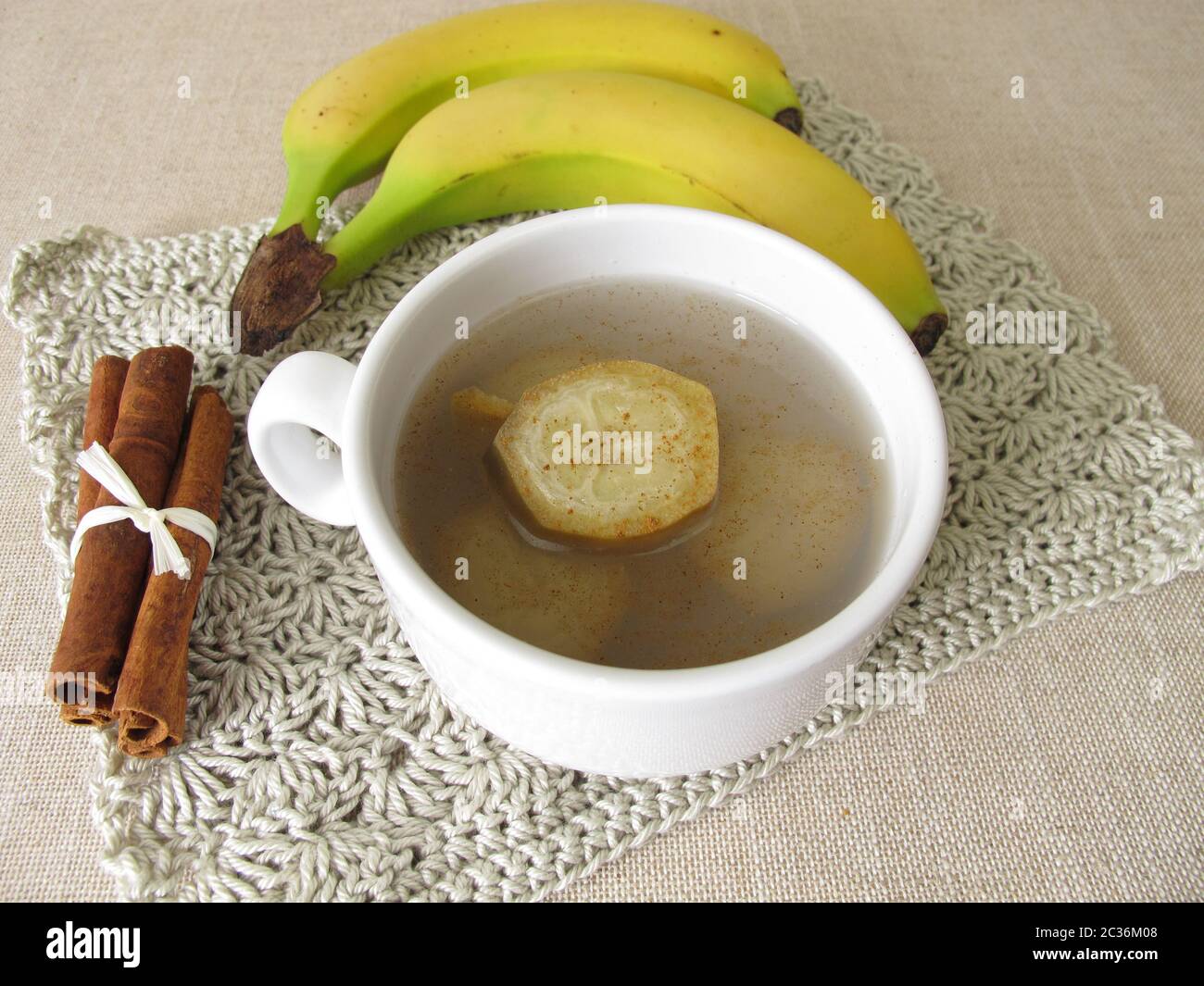 Tè alla banana, tè da banane biologiche, buccia di banana e cannella Foto Stock