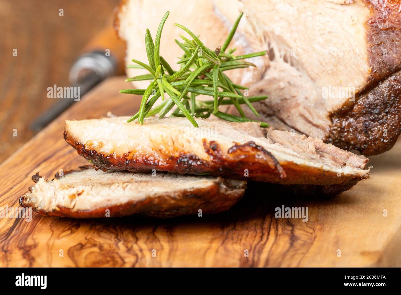 Bavarese a fette di carne di maiale arrosto su legno Foto Stock