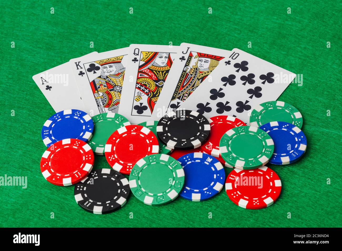 Fiches del casinò e giocare a carte sul tavolo verde Foto Stock