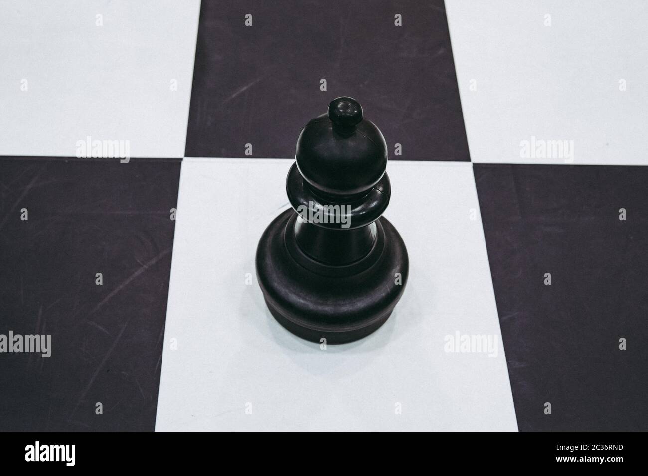 manichini dal gioco degli scacchi su quadrati bianchi e neri. Foto Stock